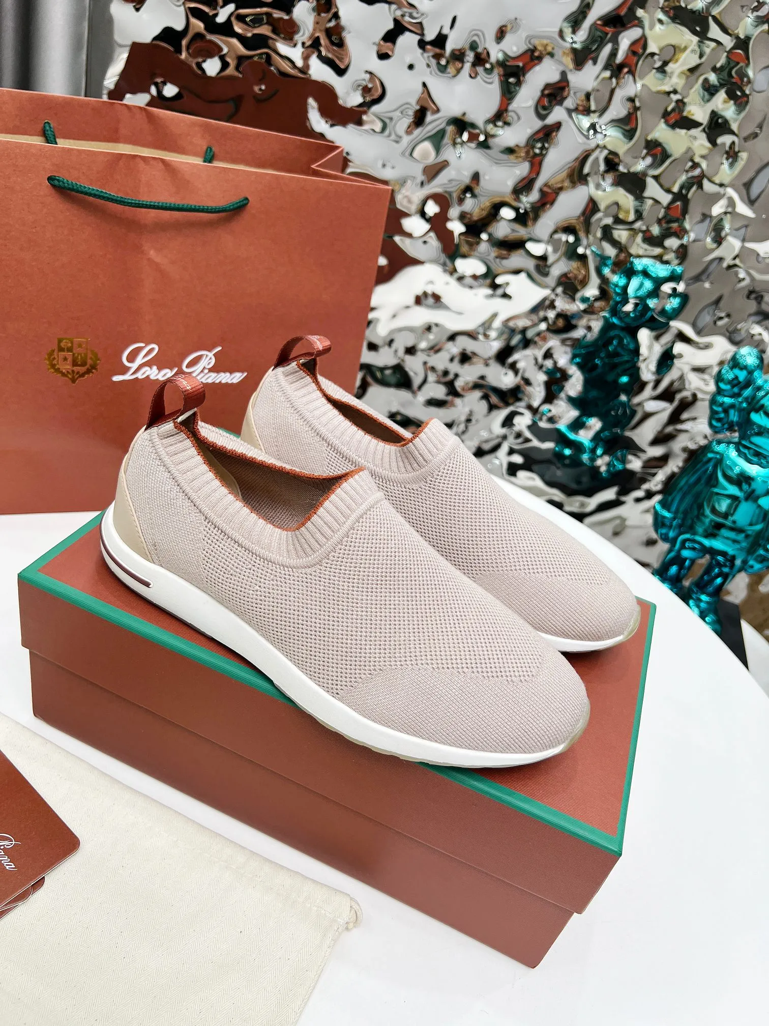 👟👟Ex-factory price 440👟👟 Men’s size +10 🧨🧨🧨Loropiana’s new board is online! This product is made of imported nylon velvet and developed from original boards. It is light, comfortable and breathable, and is suitable for all seasons. Size: 35-41, (Note: 35 and 41 are not returnable or exchangeable),